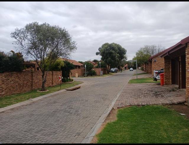 3 BEDROOM TOWNHOUSE FOR SALE IN SINOVILLE